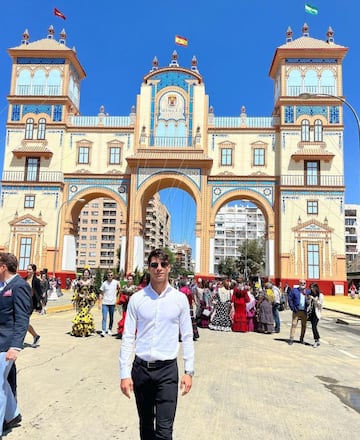 Los futbolistas se divierten en la Feria de Sevilla