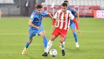 Ager Aketxe controla el bal&oacute;n durante un partido entre UD Almer&iacute;a y Mirand&eacute;s.
 