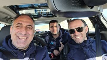 Alejandro Valverde, junto a Chente, en el coche del equipo Movistar.