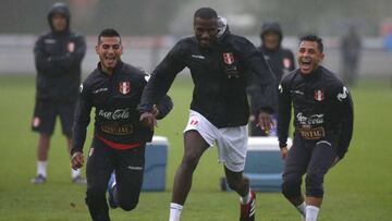 Gareca perfila su once en la última sesión antes de Holanda