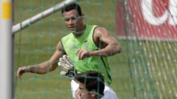 <b>GOLEADOR FELIZ. </b>Rubén, que bate a Casto en el entrenamiento de ayer, se encuentra bien en Sevilla.