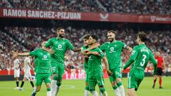 Los jugadores del Betis celebran su gol.