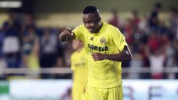 Bakambu celebra uno de sus dos goles durante el Villarreal-Espanyol en el partido de la primera vuelta de Liga BBVA disputado en El Madrigal