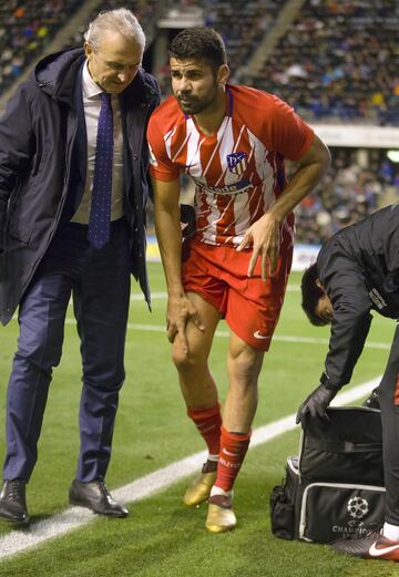 Diego Costa se queja de una herida producida por los tacos de Trilles en la jugada del 0-3.