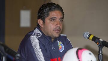 El entrenador de Chivas Femenil, Fernando Camacho habla en conferencia de prensa sobre el rendimiento de su equipo. 