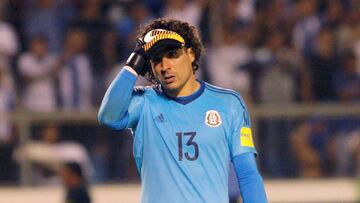El portero mexicano protagonizó uno de los momentos más cómicos de las eliminatorias mundialistas, pues anotó en su propia puerta con un rebote en la cara.