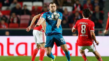 Artem Dzyuba controla el bal&oacute;n jugando con el Zenit.