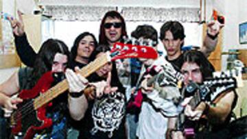 <b>SIEMPRE EL ROCK.</b> Germán Burgos posó con los miembros de las bandas del instituto Dámaso Alonso.