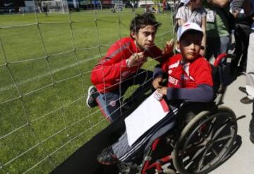 La Roja recibió la visita de los niños de la Teletón