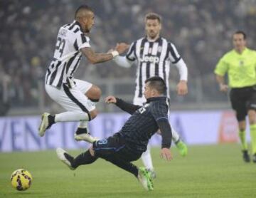 Gary Medel se enfrenta a Arturo Vidal durante el duelo frente a la Juventus. 