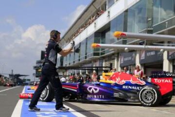 Sebastian Vettel saliendo del box.