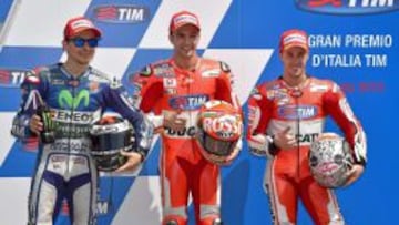 Jorge Lorenzo, junto a los dos pilotos de Ducati.