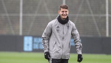 El mediapunta cordob&eacute;s Miguel Baeza sonr&iacute;e durante un entrenamiento del Celta. 