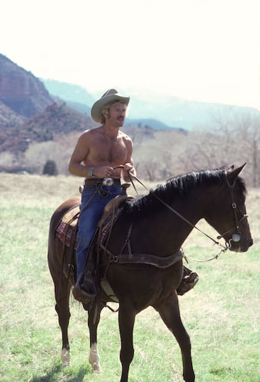 Robert Redford monta a caballo durante el rodaje de "El Jinete Eléctrico", dirigida por Sydney Pollack, el 1 de marzo de 1979 en Utah.