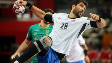 Marco Oneto anotando un punto por la selecci&oacute;n chilena de Balonmano