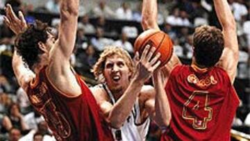 <b>DECISIVO. </b>Pese a la vigilancia de Garbajosa y Gasol, Dirk Nowitzki sobresalió en los instantes claves.