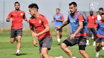 Álex Moreno y Dorado pugnan por un balón durante el entrenamiento.