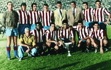 El Atl谷tico necesit車 de un partido de desempate para derrotar a la Fiorentina tras acabar el primero con 1-1. A la segunda fue la vencida y el 5 de septiembre de 1962, en Stuttgart, el Atl谷tico derrot車 por 3-0 al conjunto italiano. Entrenado por Villalonga, que tenia como ayudante a Rafael Garc赤a, Tinte, el Atl谷tico se llev車 as赤 su primer t赤tulo continental, la Recopa de Europa. Madinabeytia; Rivilla, Griffa, Calleja; Ramiro, Glar赤a; Jones, Adelardo, Mendon?a, Peir車 y Collar fueron los futbolistas que defendieron al equipo rojiblanco. Jones, Mendon?a y Peir車 hicieron los tres goles del Atl谷tico. Un a?o m芍s tarde volvi車 a jugar la final de la Recopa, pero la perdi車 ante el Tottenham.