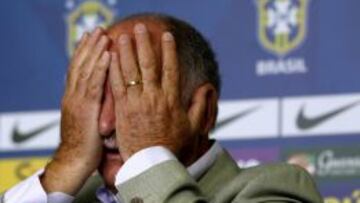 El entrenador de Brasil, Luiz Felipe Scolari, reacciona a una pregunta durante la convocatoria de su selecci&oacute;n para el amistoso contra Sud&aacute;frica.