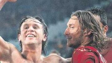 <b>CON SU ÍDOLO. </b>Cassano cumplió por fin su sueño de compartir equipo con Francesco Totti, héroe de la Roma.