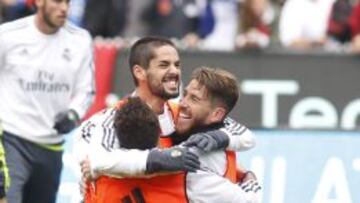 BUEN ROLLO. Sergio Ramos, abrazándose con Isco, ejerce de capitán dentro y fuera del campo.