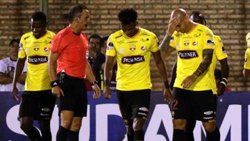 ASU01. LUQUE (PARAGUAY), 07/03/2018.- Un grupo de jugadores del Barcelona de Ecuador celebran la anotación de un gol hoy, miércoles 7 de marzo de 2018, durante un partido de la Copa Sudamericana, entre el General Díaz de Paraguay y el