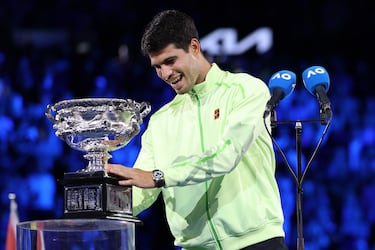 Carlos Alcaraz toca la Norman Brookes Challenge Cup en la ceremonia de entrega.