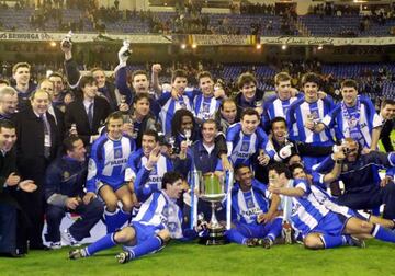 El Deportivo celebra la Copa del Rey conquistada en el Bernabéu.