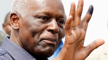 FILE PHOTO: Angola's President Jose Eduardo dos Santos shows off his inked finger to photographers after casting his vote during national elections in the capital Luanda, August 31, 2012. REUTERS/Siphiwe Sibeko/File Photo