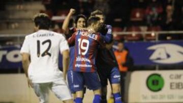 Varios jugadores celebran uno de los goles del Eibar.