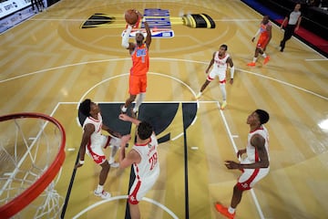 Shai Gilgeous-Alexander (2) shoots against the Houston Rockets 