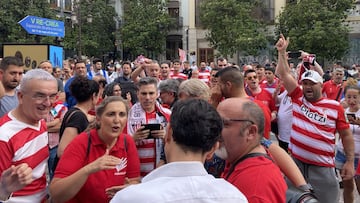 Aficionados del Granada durante la concentración.
