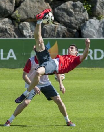 Fuera de los partidos también se ven momentos espectaculares. Chilena de Aduriz en un entrenamiento del Athletic de Bilbao en abril de 2015.