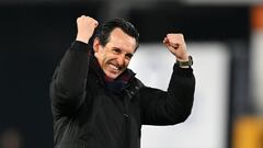 Unai Emery, entrenador del Aston Villa, celebra la victoria conseguida ante el Luton Town.