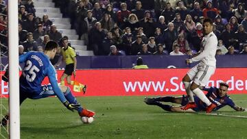 Casemiro, en una ocasi&oacute;n de Roger en el 1-2 del Real Madrid ante el Levante.