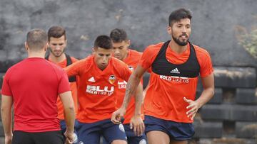 Garay, principal ausencia en la sesión matutina del Valencia