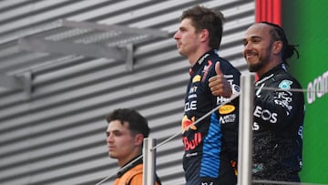 Lewis Hamilton, en el podio de Barcelona con Verstappen y Norris.