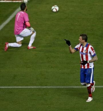 El delantero croata del Atlético de Madrid Mario Mandzukic (d) celebra el gol marcado al L'Hospitalet durante el partido de vuelta de los dieciseisavos de final de la Copa del Rey, que se juega esta tarde en el estadio Vicente Calderón.