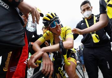 Tadej Pogacar lleg¨® desfondado a la meta del Granon, donde cedi¨® el maillot amarillo ante Jonas Vingegaard.