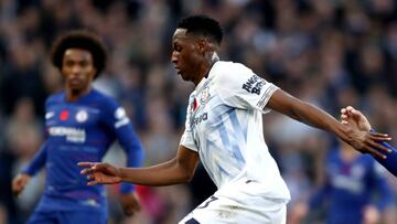 Yerry Mina durante el partido entre Chelsea y Everton en Stamford Bridge por Premier League