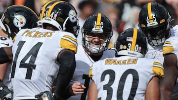 CINCINNATI, OH - SEPTEMBER 11: Mitch Trubisky #10 of the Pittsburgh Steelers calls a play in the huddle during the game against the Cincinnati Bengals at Paul Brown Stadium on September 11, 2022 in Cincinnati, Ohio. (Photo by Michael Hickey/Getty Images)