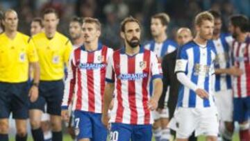 Juanfran y Griezmann se retiran de Anoeta con caras de tristeza tras perder el partido.