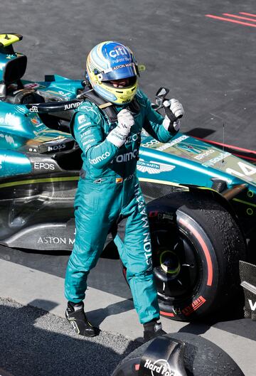 El español Fernando Alonso de Alpine celebrando su tercer puesto en el Gran Premio de Brasil de Fórmula 1, en el circuito de Interlagos, en Sao Paulo (Brasil).