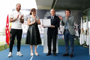 Sergio Ramos, la presidenta de la Comunidad de Madrid Isabel Díaz Ayuso, el presidente del Real Madrid Florentino Pérez y el alcalde de Madrid José Luis Martínez-Almeida. 