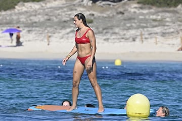 Algunas futbolistas de la selección española están disfrutando de un merecido descanso en las aguas de Ibiza. Alexia Putellas, Jenni Hermoso, Misa Rodríguez... ya están de vacaciones.