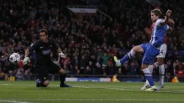 AUTOGOL. Íñigo Martínez marca en su propia puerta en el intento de despejar un balón. Era el minuto 1' del partido en Manchester.