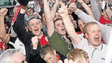 <b>ALEGRÍA. </b>Miles de personas se concentraron y festaron en Old Trafford tras el empate del Chelsea que daba el título al Manchester United.