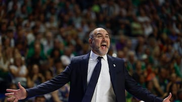 MÁLAGA, 15/06/2025.- El entrenador del Real Madrid, Chus Mateo, durante el tercer partido de semifinales de la Liga Endesa de Baloncesto entreUnicaja y Real Madrid, este domingo en el Palacio de Deportes José María Martín Carpena de Málaga. EFE/ Jorge Zapata