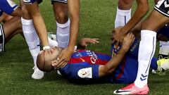 GRA356. MADRID, 27/05/2017.- El defensa argentino del FC Barcelona Javier Mascherano en el suelo tras un choque de cabeza con Marcos Llorente, del Deportivo Alav&eacute;s, durante la final de la Copa del Rey que F.C. Barcelona y Deportivo Alav&eacute;s juegan esta noche en el estadio Vicente Calder&oacute;n, en Madrid. EFE/JuanJo Mart&iacute;n