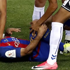 Mascherano se retiró en el 8' por una lesión en la rodilla derecha